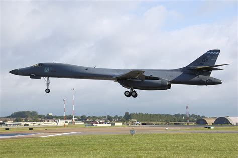 File:Rockwell b-1b lancer af86-103 landing arp.jpg - Wikimedia Commons