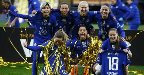 Chelsea-women-celebrate-League-Cup-2021 - Planet Football