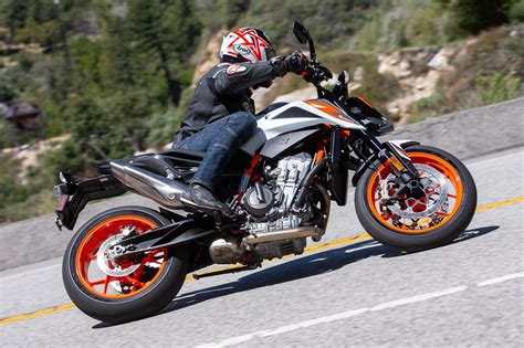 2020 KTM 890 Duke R Review: Faster, Better (17 Fast Facts) - GearOpen.com