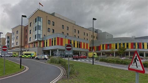 Oxygen tank patient deaths probe at Stoke hospital - BBC News