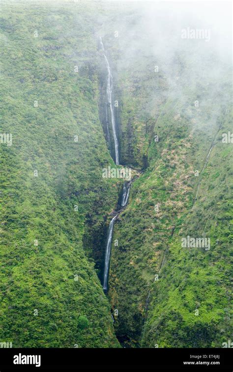 View back waipio valley waterfalls hi-res stock photography and images ...