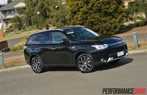 2014 Mitsubishi Outlander PHEV Aspire review (video) | PerformanceDrive