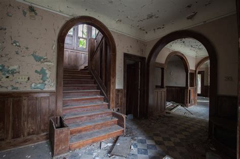 Inside abandoned mansions: 6 hauntingly beautiful US sites