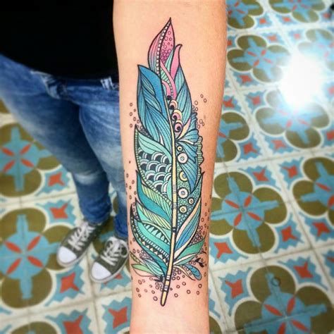 30 Cutest Feather Tattoos to Dazzle You