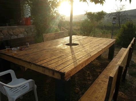 Huge Outdoor Table With A Pallet From A Robot • 1001 Pallets