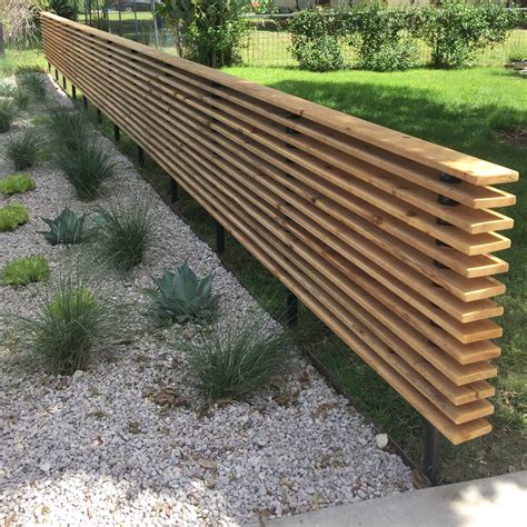 Horizontal wood privacy screen for front yard landscape. |modern ...