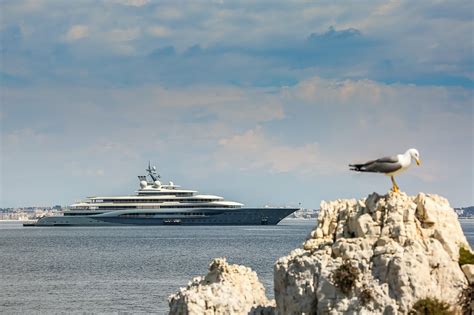 Jeff Bezos Yacht Flying Fox - Jeff Bezos' triple masted, $500M ...