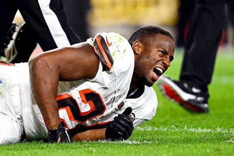 O Cleveland Browns excluiu Nick Chubb desta temporada após uma lesão no ...