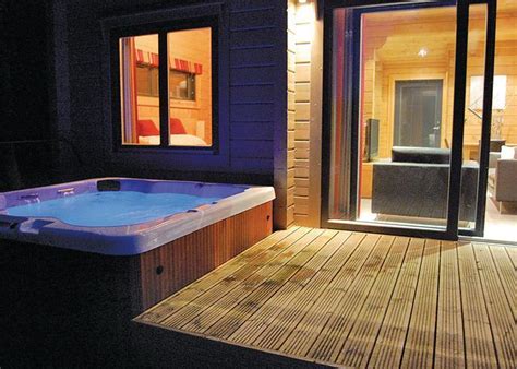 Find Romantic and Luxury Spa Hotels with Hot Tubs In Room