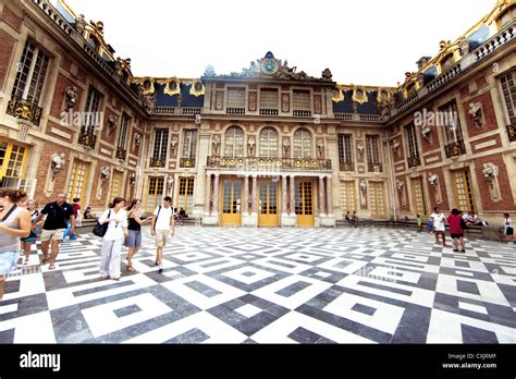 Garden paris maze hi-res stock photography and images - Alamy