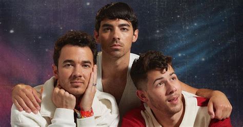 Funny Jonas Brothers Awkward Family Photos Spread Sparks a Ton of Memes