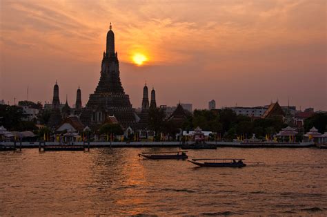 Wat Arun Sunset | The sun setting behind Wat Arun, the Templ… | Flickr