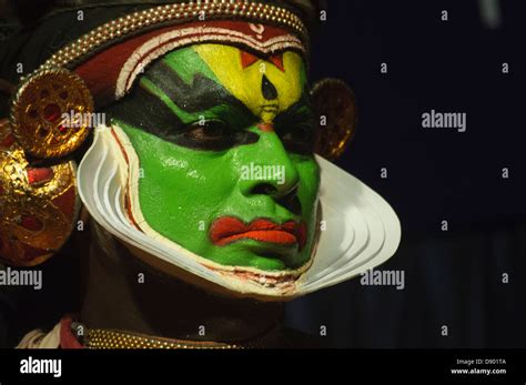 traditional Kathakali dance performer in Kerala, India Stock Photo - Alamy