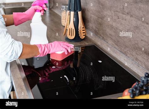 Cleaning Induction Hob. Cleaning service concept Stock Photo - Alamy