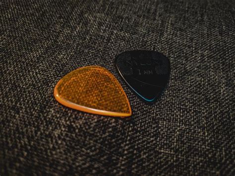 An Essential Guide To Guitar Pick Thickness - National Guitar Academy