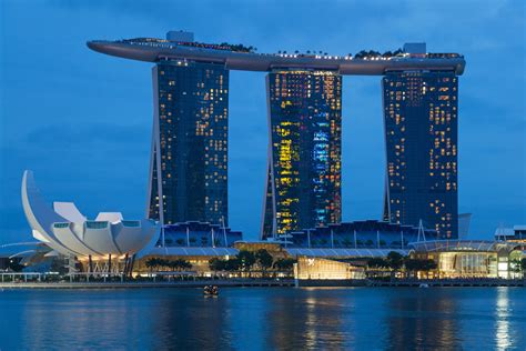 Marina Bay Sands w Singapurze - hotel w kształcie łodzi i z ...