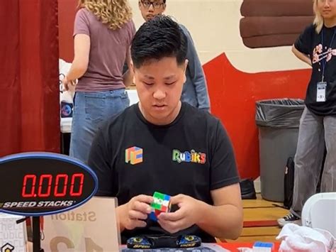 21-year-old breaks Guinness World Record for solving Rubik's cube in 3. ...