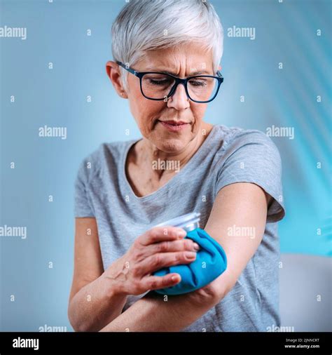 Elbow pain treatment Stock Photo - Alamy