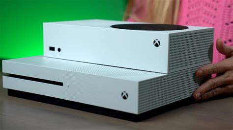 Xbox Series S is So Small Phil Spencer Displayed it Two Months Ago ...