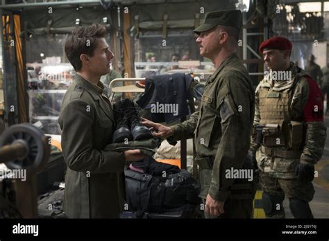 TOM CRUISE, BILL PAXTON, EDGE OF TOMORROW, 2014 Stock Photo - Alamy