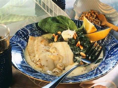 Grilled Flounder with Spinach Recipe | EatSmarter