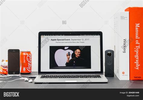 Apple Keynote Steve Image & Photo (Free Trial) | Bigstock