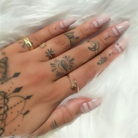 31 Small Hand Tattoos That Will Make You Want One - Styleoholic