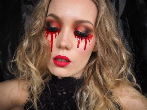 Easy Halloween makeup look: Blood tears (you only need fake blood!)