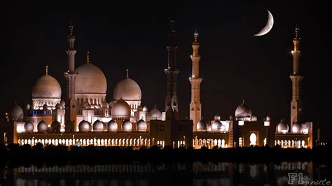 Sheikh Zayed Mosque // The moon lights up the Sheikh Zayed Grand Mosque