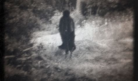 15 Eerie True Ghost Photographs - Unexplained Mysteries