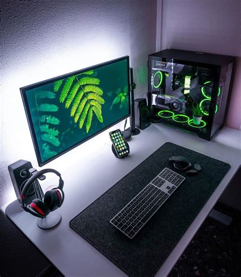 Top 8 Minimalist Desk Setup Ideas from Influencers Around the Web ...