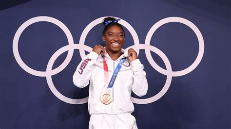 Simone Biles Returns From the Tokyo Olympics With Curly Box Braids ...