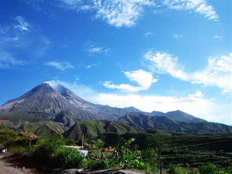 Gambar Pemandangan Indah Gunung Merapi - Riset