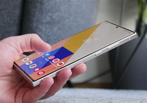 Samsung Galaxy S24 Ultra: Neues OLED-Display kommt, wird es flach?