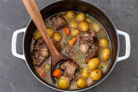 Braised Oxtail Recipe (One Pot) - Momsdish