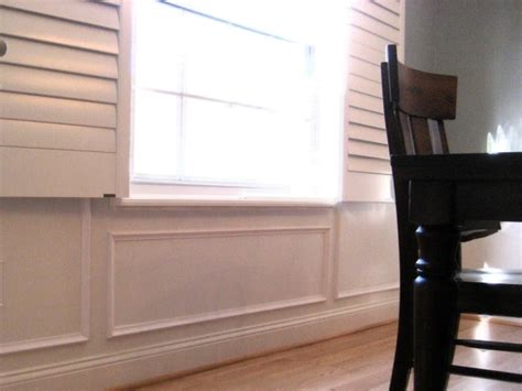 Remodelaholic | Faux Technique for Wood Panels on Wainscoting