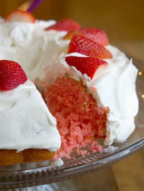 Strawberry Cake with Sprite · The Typical Mom