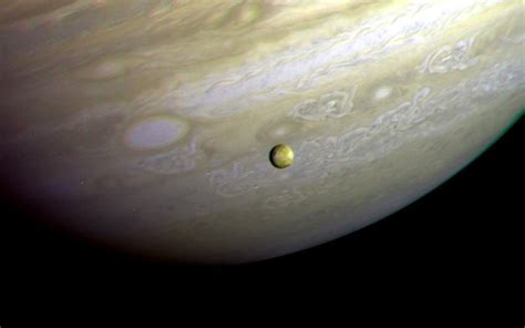 Jupiter and It's moon Io, taken by Voyager 2, in 1979. 📷 NASA/JPL ...