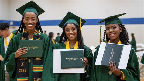 See 2022 Des Moines Hoover High School graduation ceremony photos