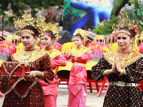 Sambutan Selamat Datang dalam Tari Sekapur Sirih - Indonesia Kaya