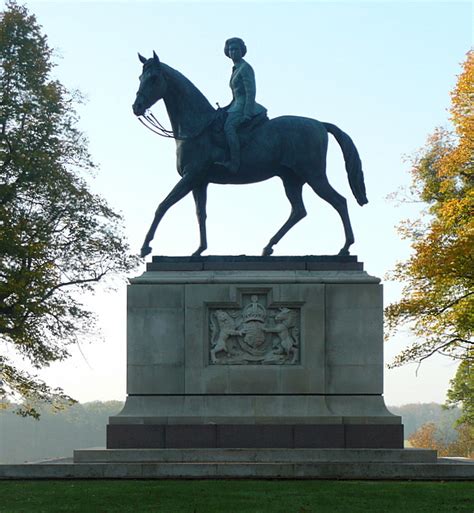 Queen Elizabeth II statue © Graham Horn cc-by-sa/2.0 :: Geograph ...