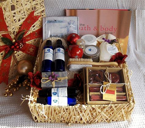 10 Stylish Christmas Gift Basket Ideas For Couples 2024