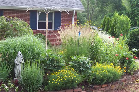 2013 Ornamental grasses are a great backdrop. | Ornamental grass ...