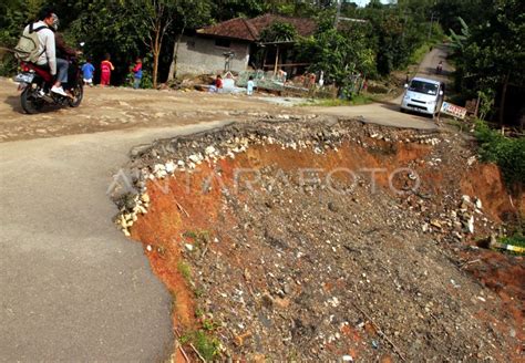 JALAN RUSAK | ANTARA Foto