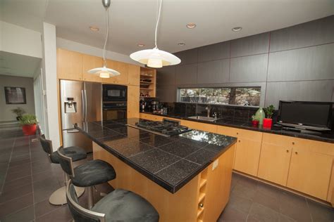 20 Modern Kitchen Designs With Black Countertops