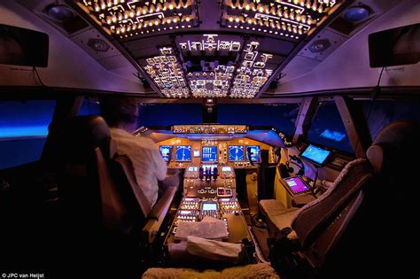 Pilot captures the boeing 747's cockpit and astonishing views outside ...