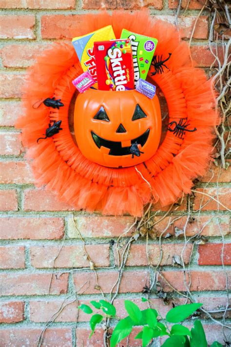 Halloween Candy Wreath - Easy Craft