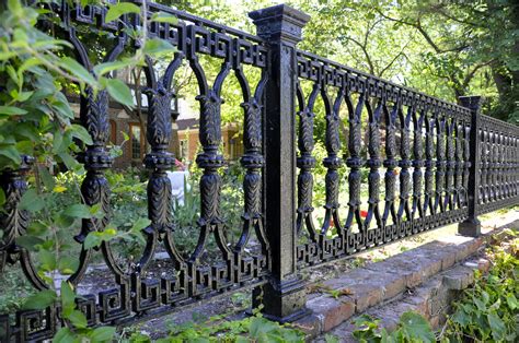 30+ Wrought Iron Fence Ideas – DECOOMO