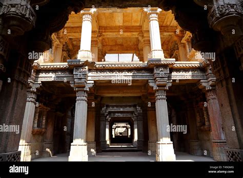 Adalaj stepwell architecture hi-res stock photography and images - Alamy