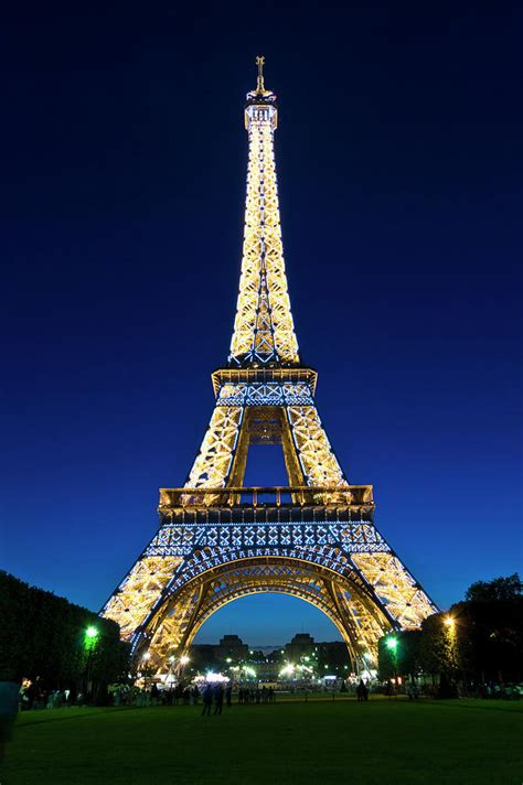 France The Eiffel Tower / Eiffel Tower Paris With French Flag In Bright ...